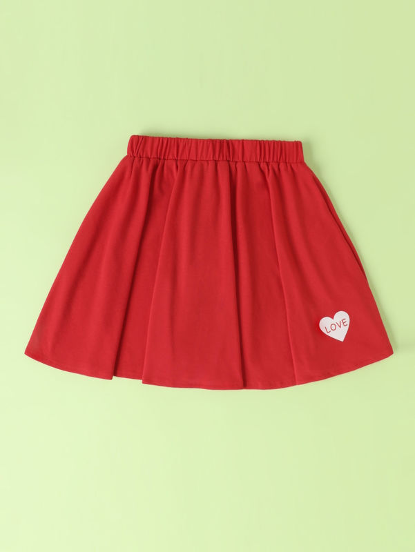 Cô gái màu đỏ váy ngắn và váy với mô hình trái tim tình yêu trong polyester spandex