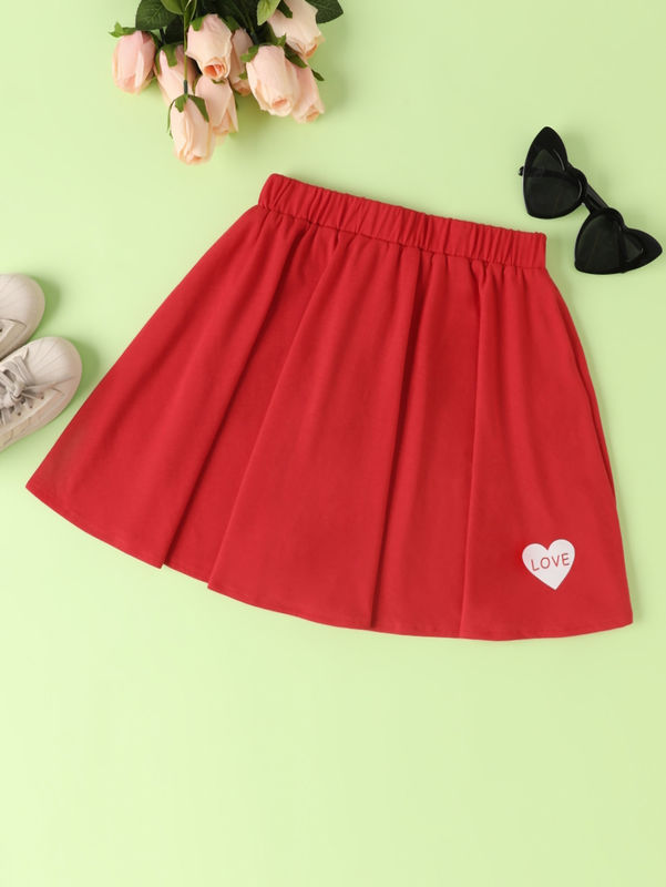 Cô gái màu đỏ váy ngắn và váy với mô hình trái tim tình yêu trong polyester spandex