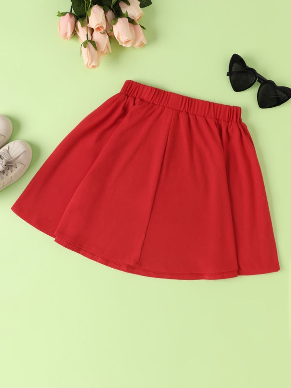 Cô gái màu đỏ váy ngắn và váy với mô hình trái tim tình yêu trong polyester spandex