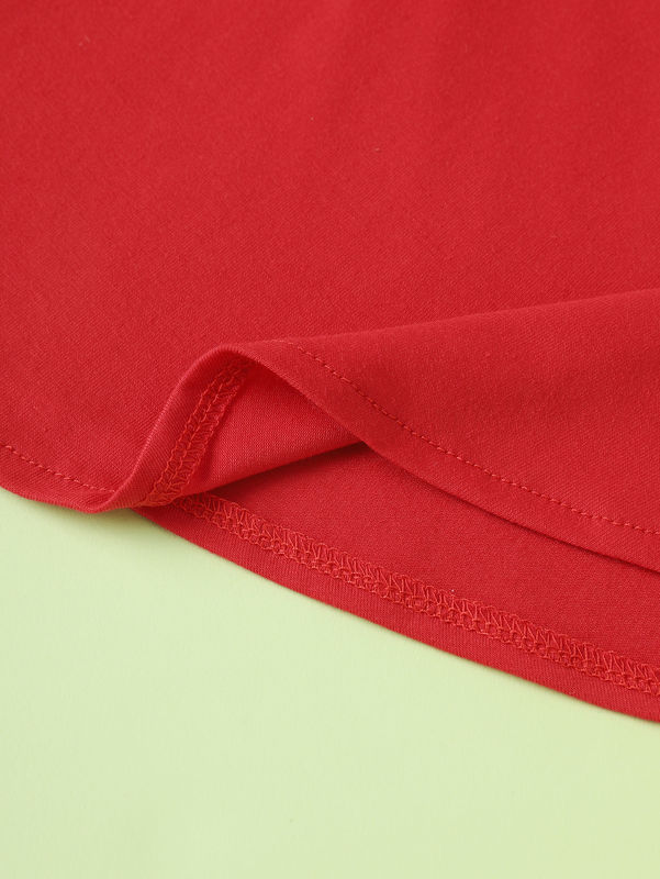 Cô gái màu đỏ váy ngắn và váy với mô hình trái tim tình yêu trong polyester spandex