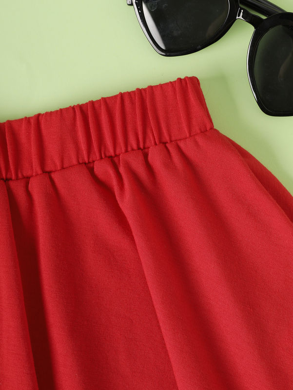 Cô gái màu đỏ váy ngắn và váy với mô hình trái tim tình yêu trong polyester spandex