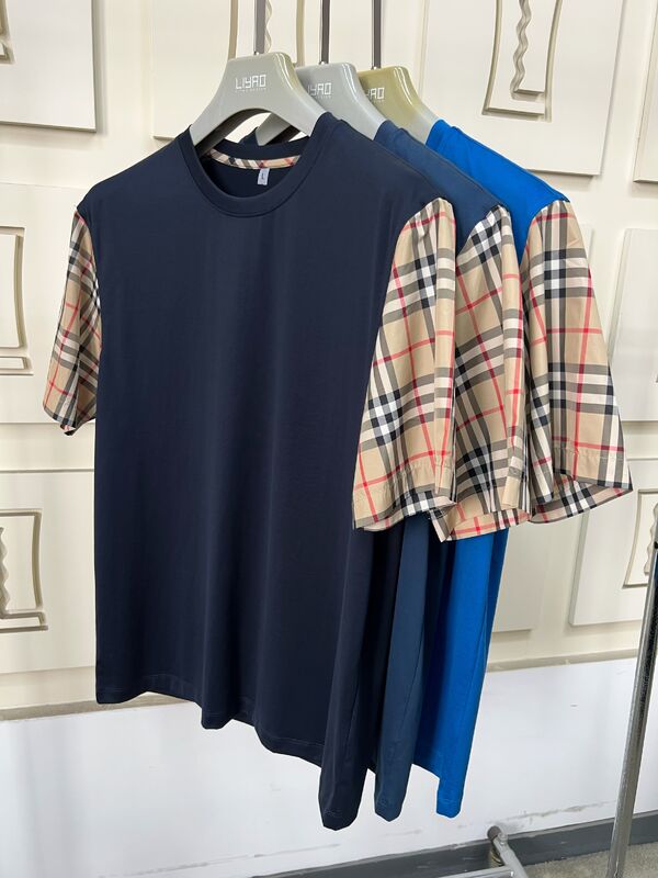 Áo thun thời trang nam với tay áo kẻ sọc biểu tượng, cổ tròn dáng regular fit, cotton chất lượng cao