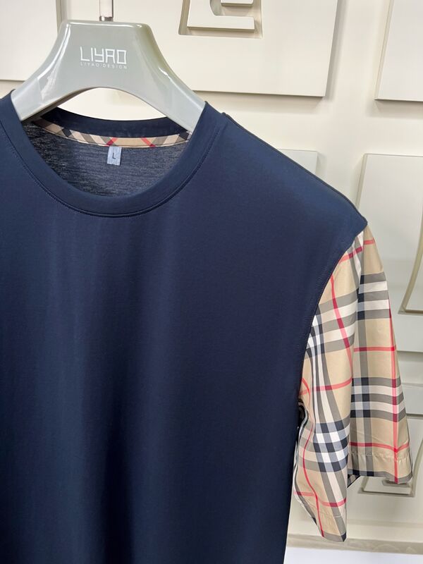 Áo thun thời trang nam với tay áo kẻ sọc biểu tượng, cổ tròn dáng regular fit, cotton chất lượng cao