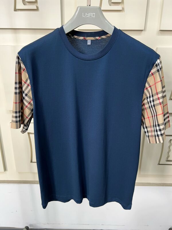 Áo thun thời trang nam với tay áo kẻ sọc biểu tượng, cổ tròn dáng regular fit, cotton chất lượng cao