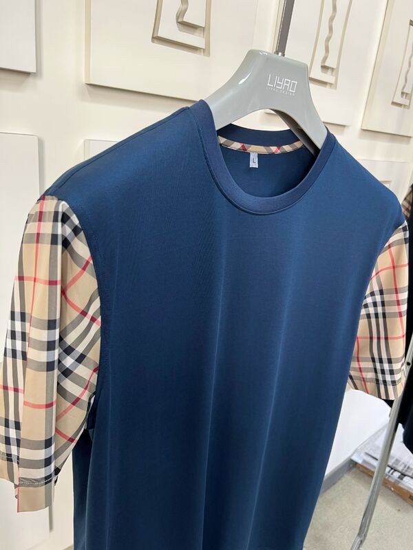 Áo thun thời trang nam với tay áo kẻ sọc biểu tượng, cổ tròn dáng regular fit, cotton chất lượng cao