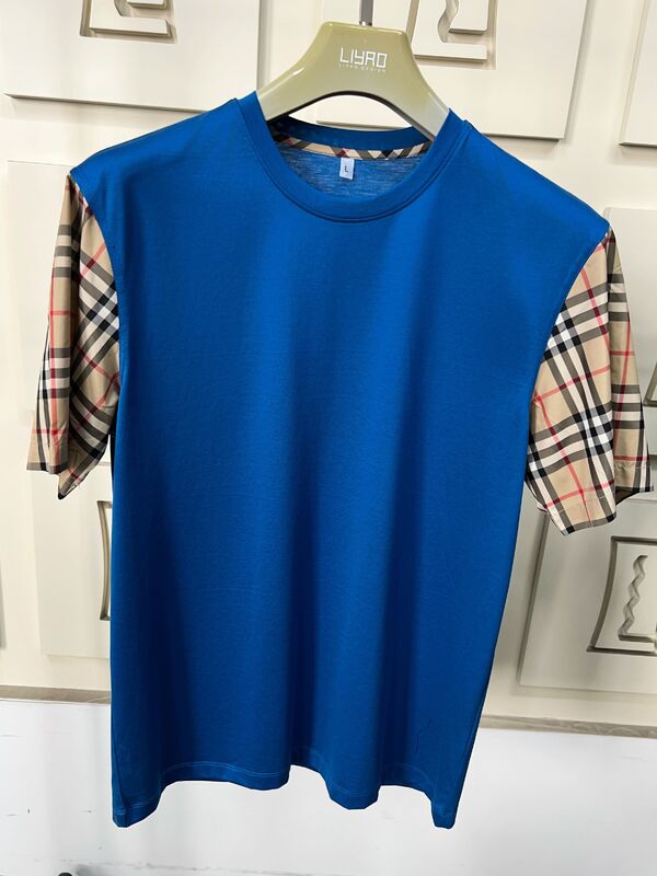 Áo thun thời trang nam với tay áo kẻ sọc biểu tượng, cổ tròn dáng regular fit, cotton chất lượng cao